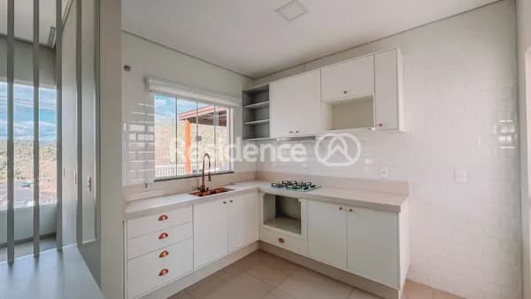 Casa Semi mobiliada com 2 Dormitórios, sendo 1 Suíte