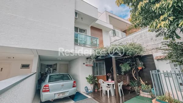 Sobrado disponível para venda com 3 dormitórios, sendo 1 suíte no Bairro Vila Nova