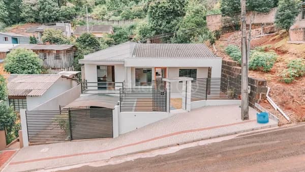 Casa Com 04 Dormitórios à Venda no Bairro Cristo Rei em Francisco Beltrão - PR