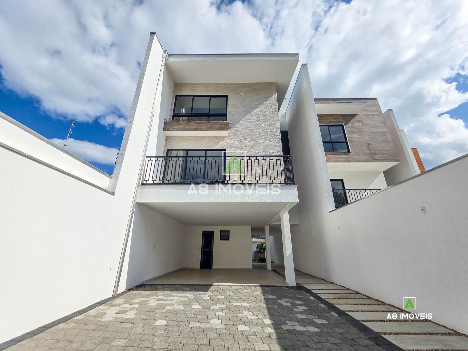 TRIPLEX ALTO PADRÃO COM 3 SUÍTES PISCINA 2 VAGAS COBERTAS