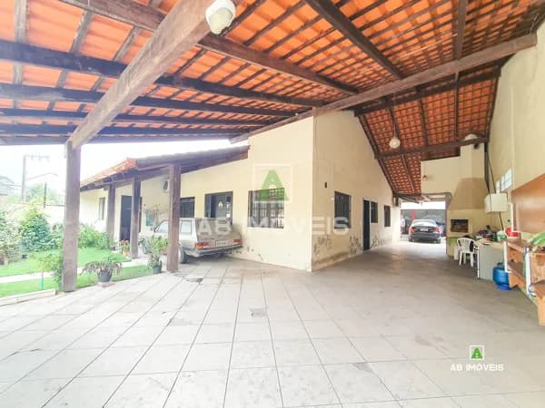 CASA AVERBADA COM TRÊS SUÍTES CINCO VAGAS E GALPÃO NOS FUNDOS