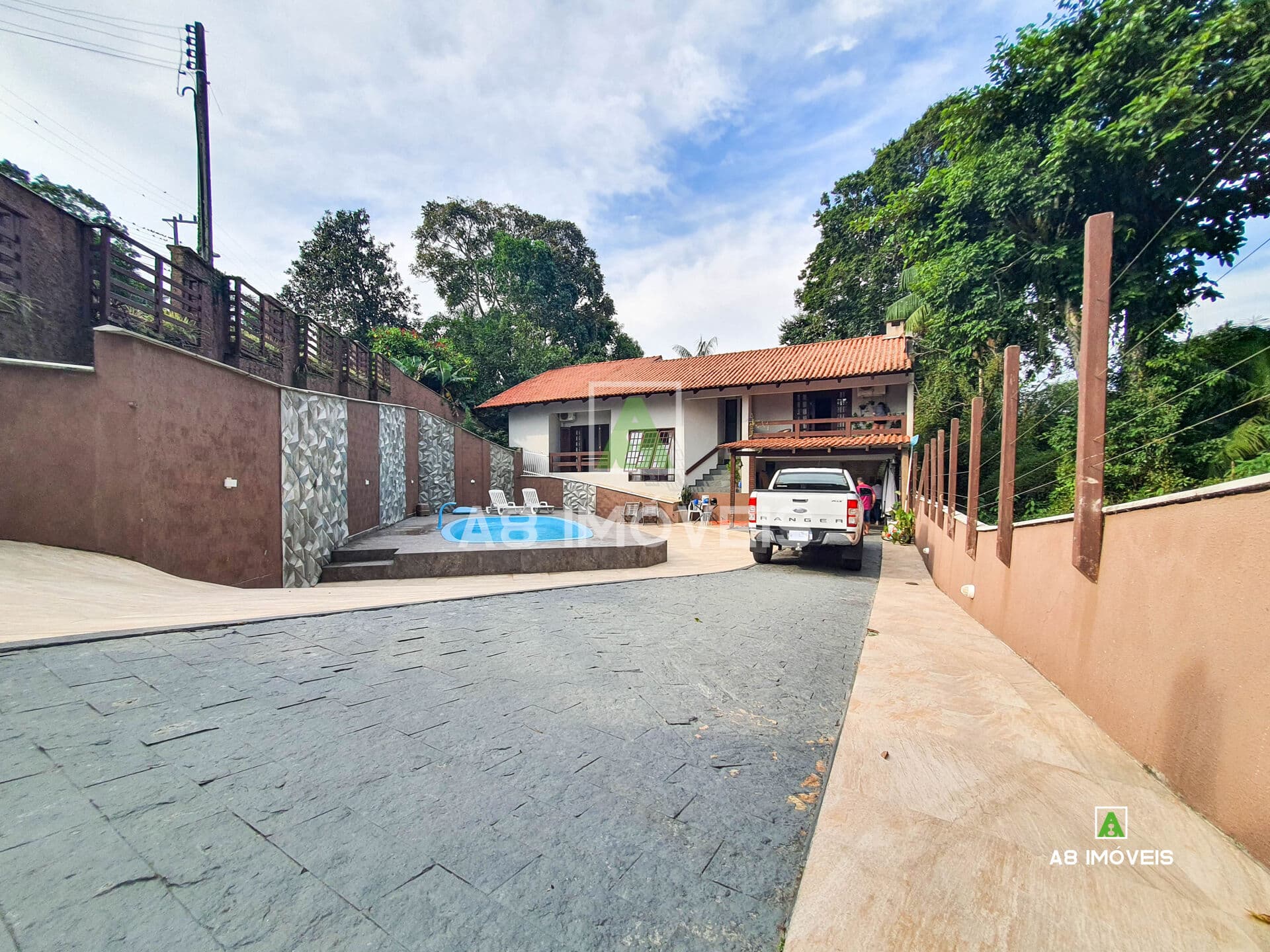 CASA BLUMENAU BAIRRO FORTALEZA COM PISCINA TRÊS QUARTOS COM UMA SUÍTE TERRENO AMPLO