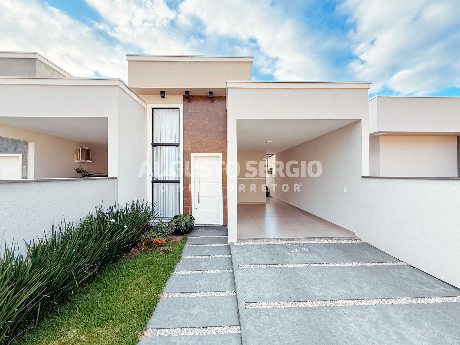 CASA LINDA E SEMI-MOBILIADA A VENDA EM NOVA TRENTO