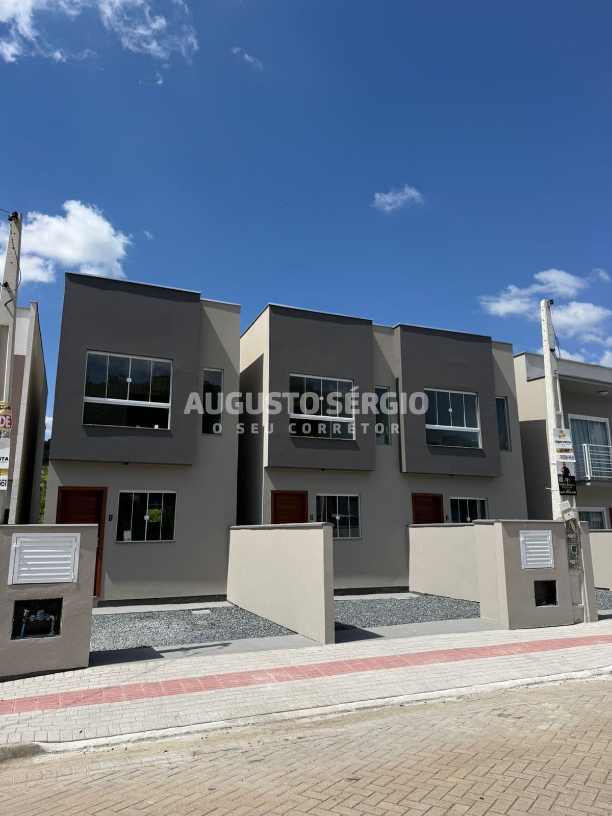 SOBRADOS A VENDA EM BRUSQUE PRONTA PRA MORAR