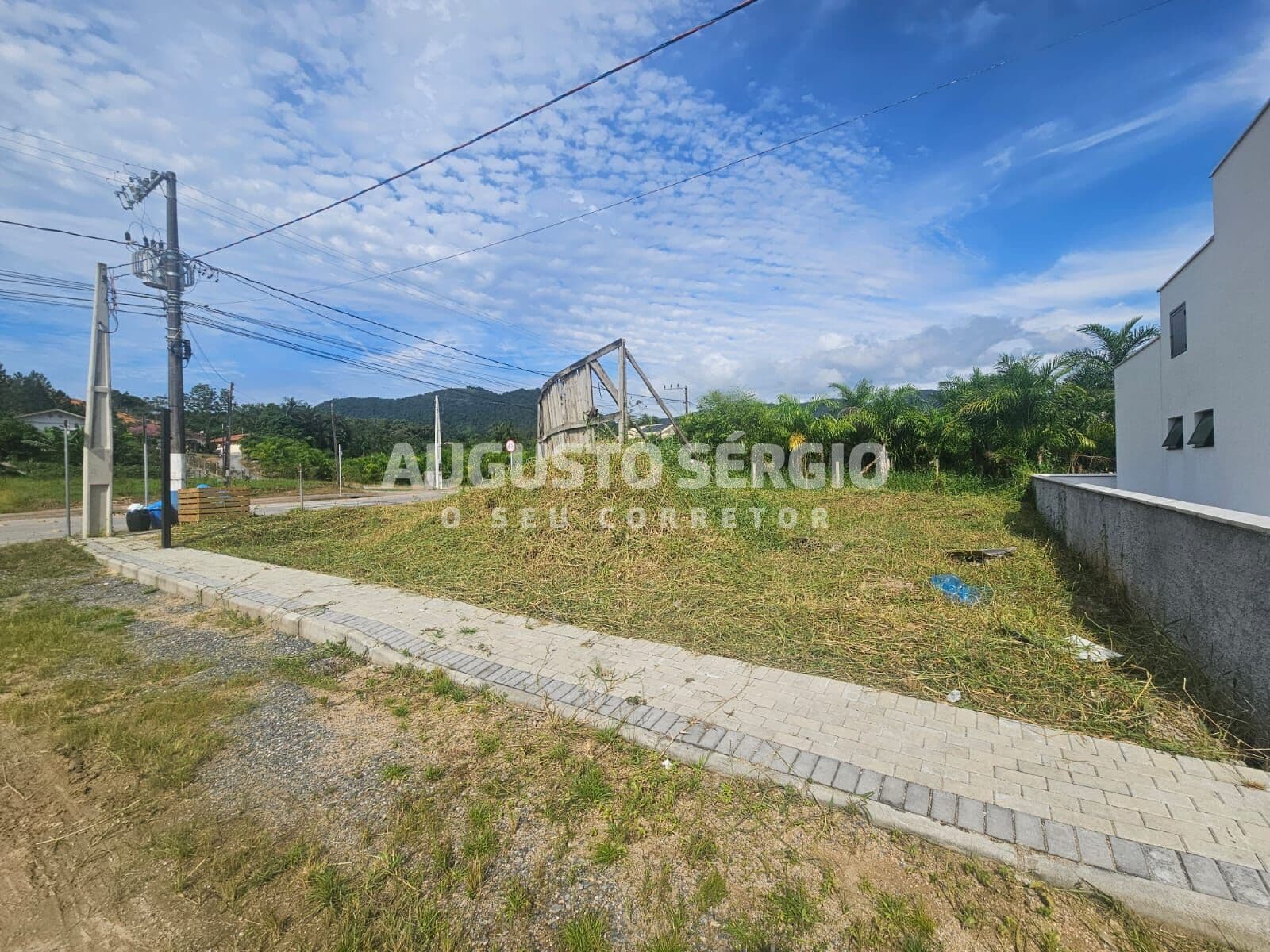 LINDO TERRENO DE ESQUINA A VENDA EM GUABIRUBA/SC