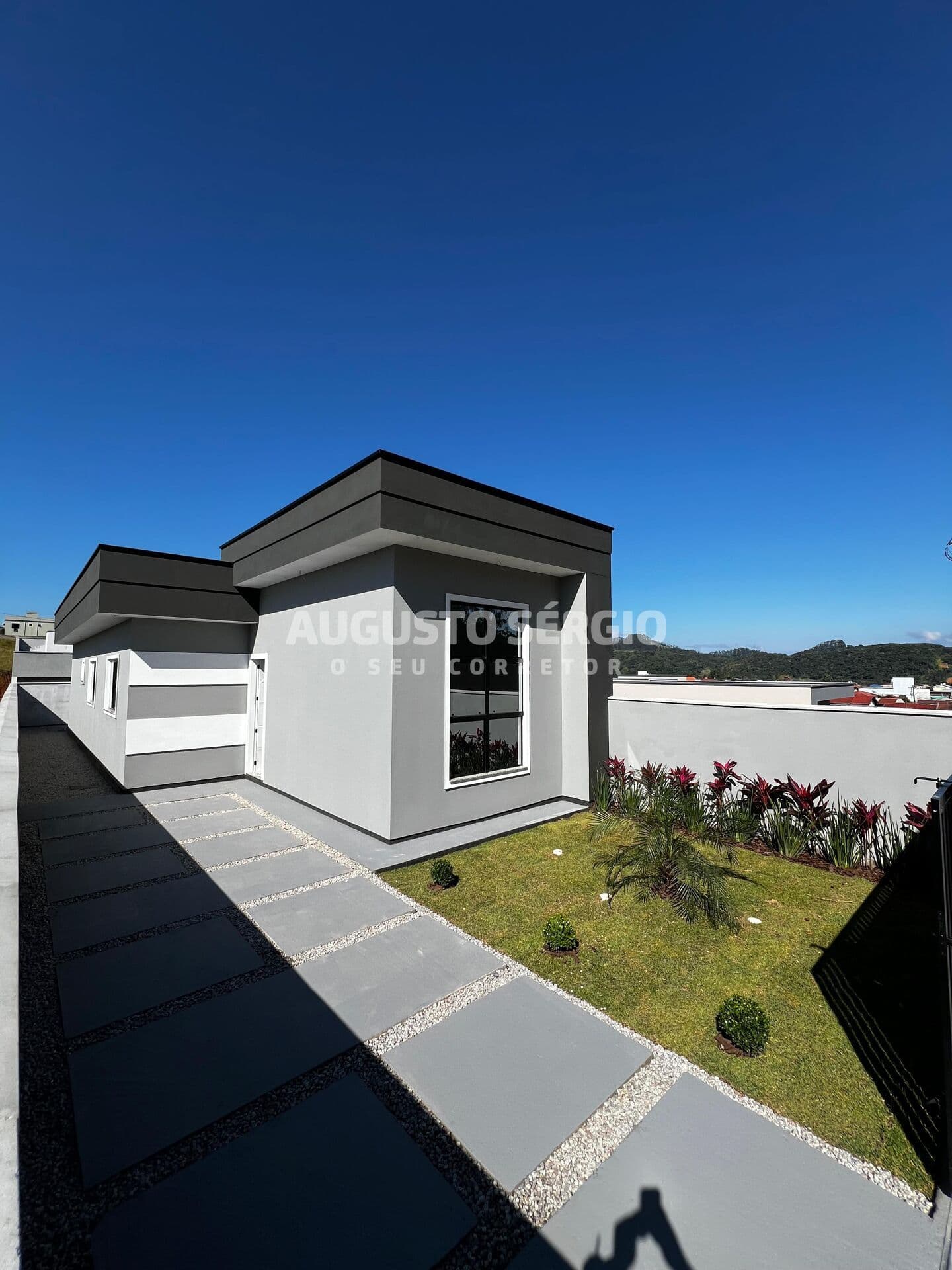 CASA MODERNA COM AMPLO ESPAÇO