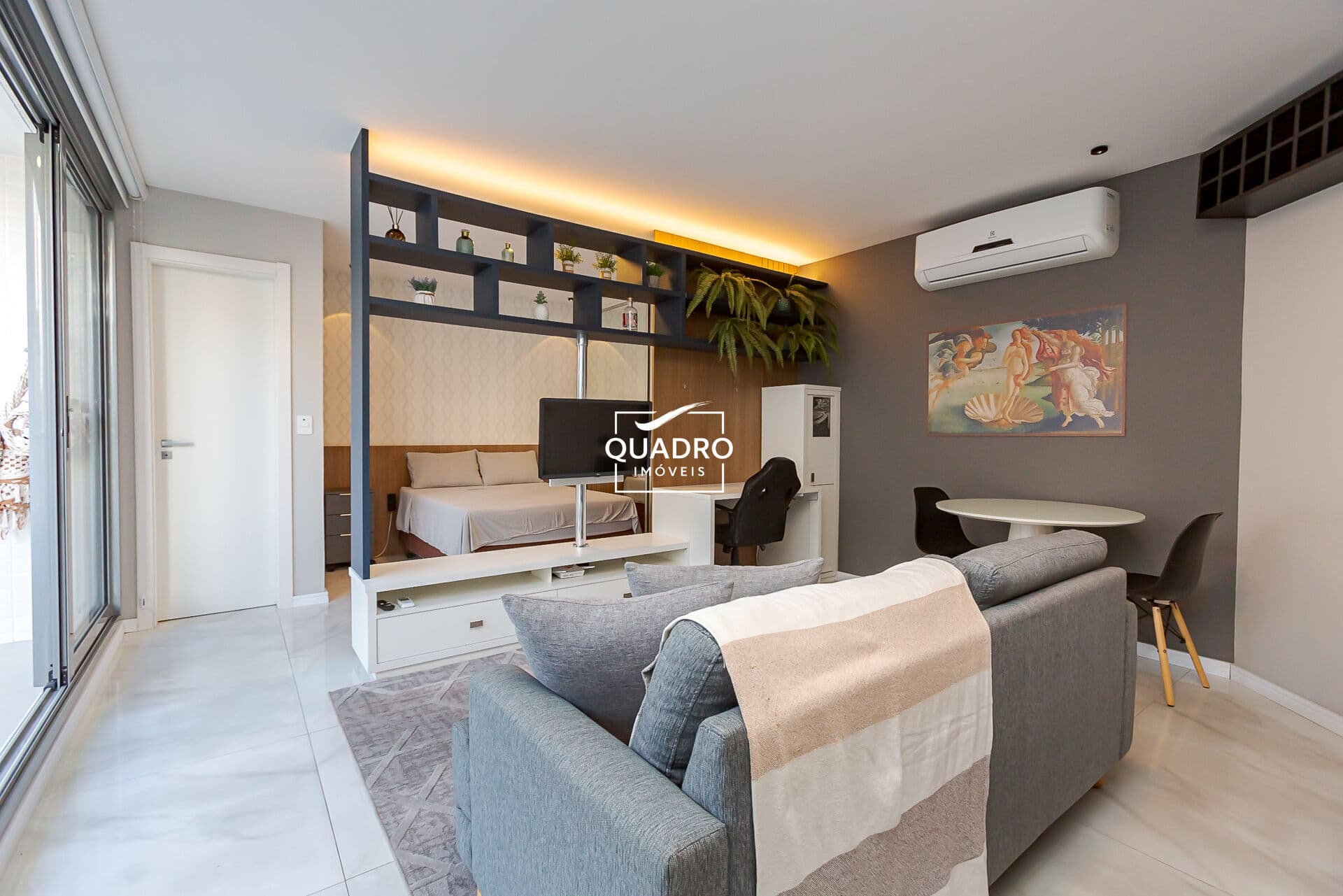 Studio Mobiliado no Alto da Gloria / Alto da XV — Pronto para Morar ou Investir