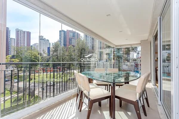 Apartamento de alto padrão com vista para a Praça do Japão