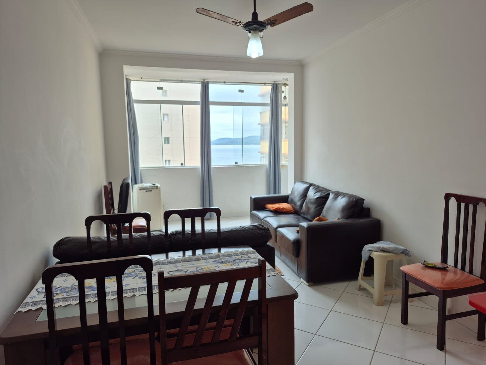 Apartamento 1 dormitório grande para venda com sacada e vista para o mar, localizado Pé na Areia no José Menino em Santos