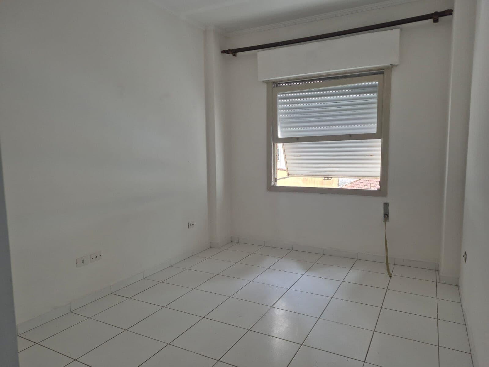 Apartamento Kitnet para venda reformado, com vista para o mar, localizado à meia quadra da praia do Itararé em São Vicente.