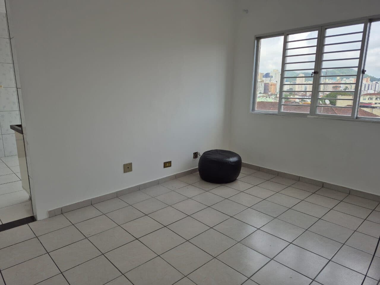 Apartamento para locação no bairro Vila Melo, São Vicente/SP R$ 1.700,00 o pacote!!
