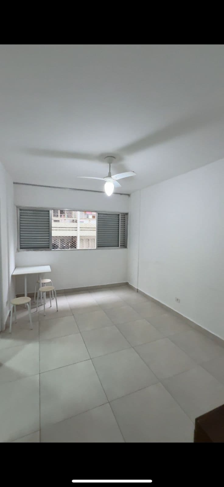 Apartamento Kitnet para venda, reformada e localizada na av da praia do Itararé em São Vicente por apenas R$ 190 mil!!