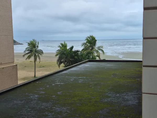 Apartamento 3 dormitórios sendo 1 suíte + dep de empregada completa, localizado pé na areia no bairro do José Menino em Santos.