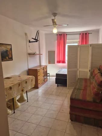 Sala Living grande com baixo custo mensal, prédio com elevador e garagem, localizado à 1 quadra da praia do José Menino em Santos