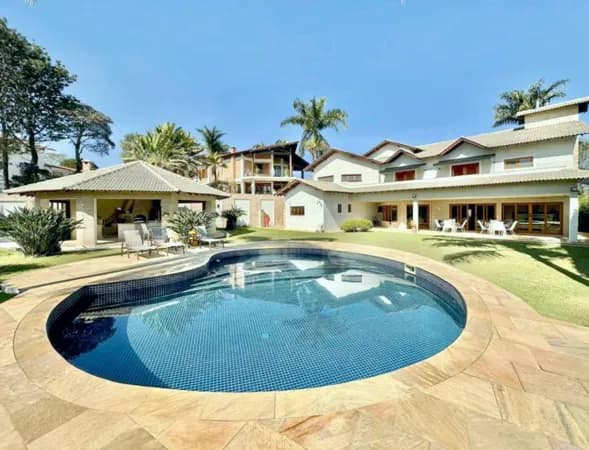 Casa de Alto Padrão Mobiliada – Condomínio São Paulo II – Granja Viana – Com Mobília Inclusa 752m² construídos | 1.315m² de terreno | 5 suítes | Automação | Lazer completo | Anexo Multiuso | Pronta para morar