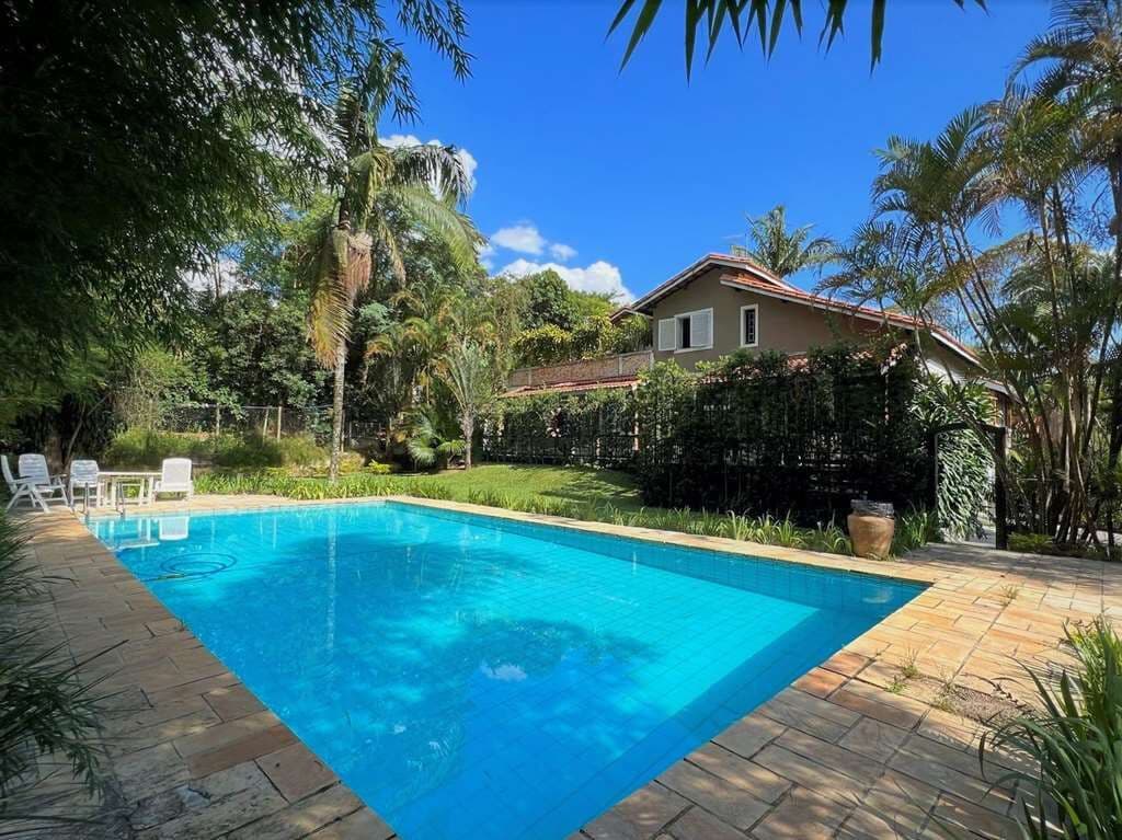 Cond. Chác. Granja Velha - 2 casas independentes, porém interligadas! Total de 5d/3sts. Piscina e muito jardim!