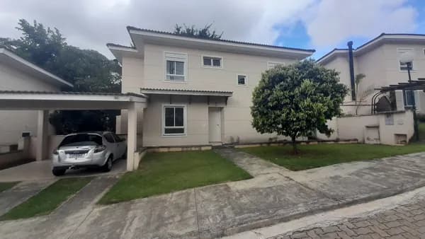 Sobrado em Condomínio na Granja Viana