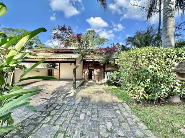 Cond. Aldeia da Fazendinha - 5 dorms / 3 stes. Voltada para área de preservação!