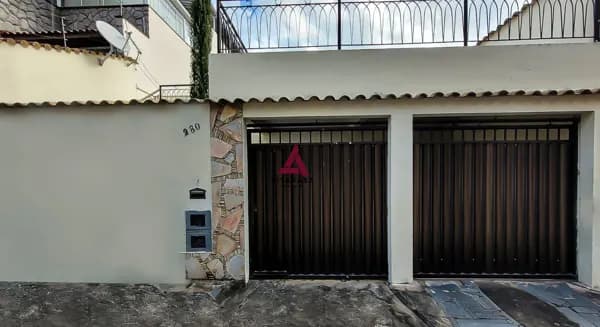 Casa Espaçosa com Terraço, Área Gourmet e Garagem para 3 Carros no Cascatinha!