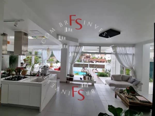 CASA LUXUOSA COM ARQUITETURA CONTEMPORÂNEA E AMPLA CLARIDADE NATURAL