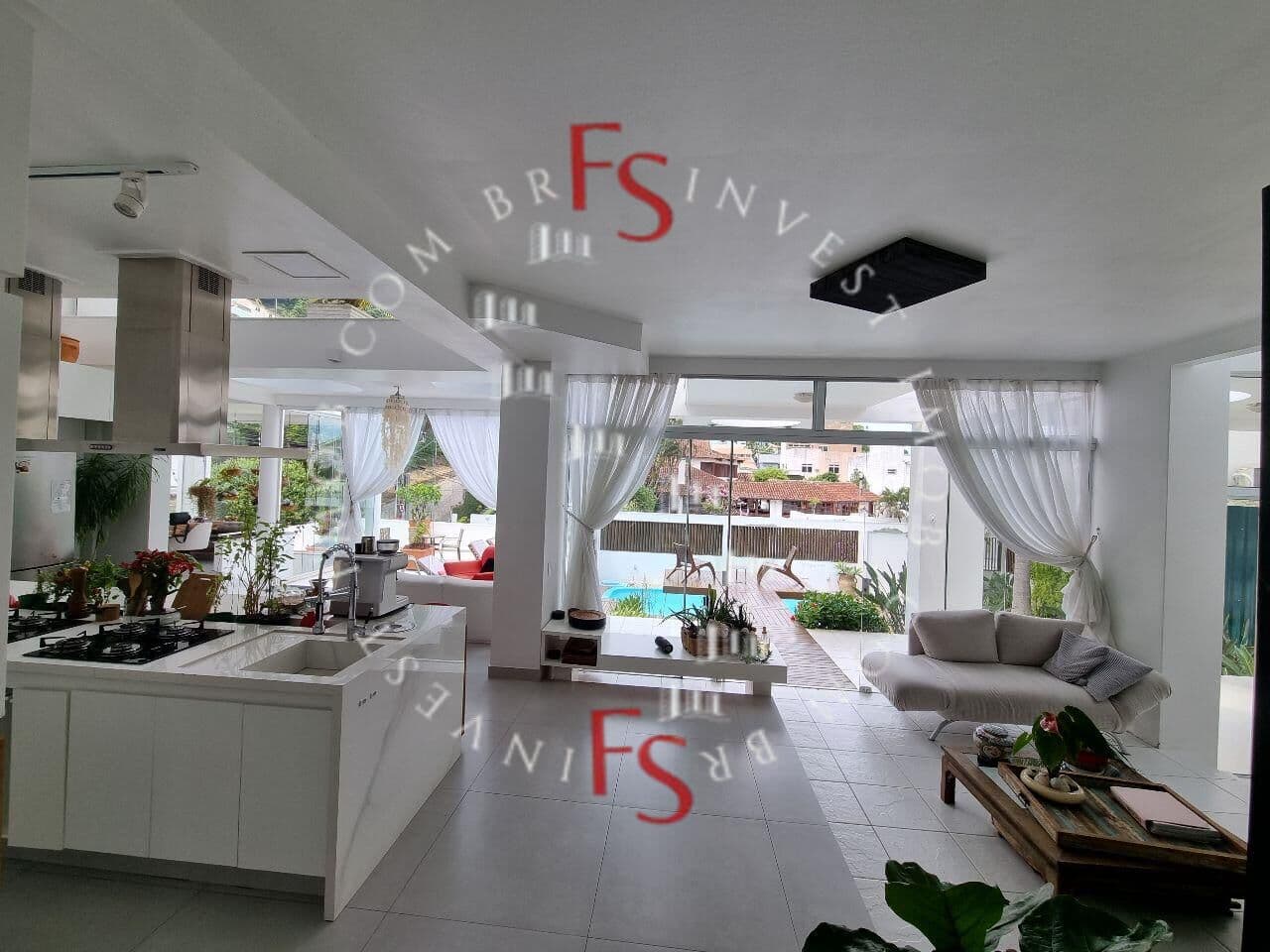 CASA LUXUOSA COM ARQUITETURA CONTEMPORÂNEA E AMPLA CLARIDADE NATURAL