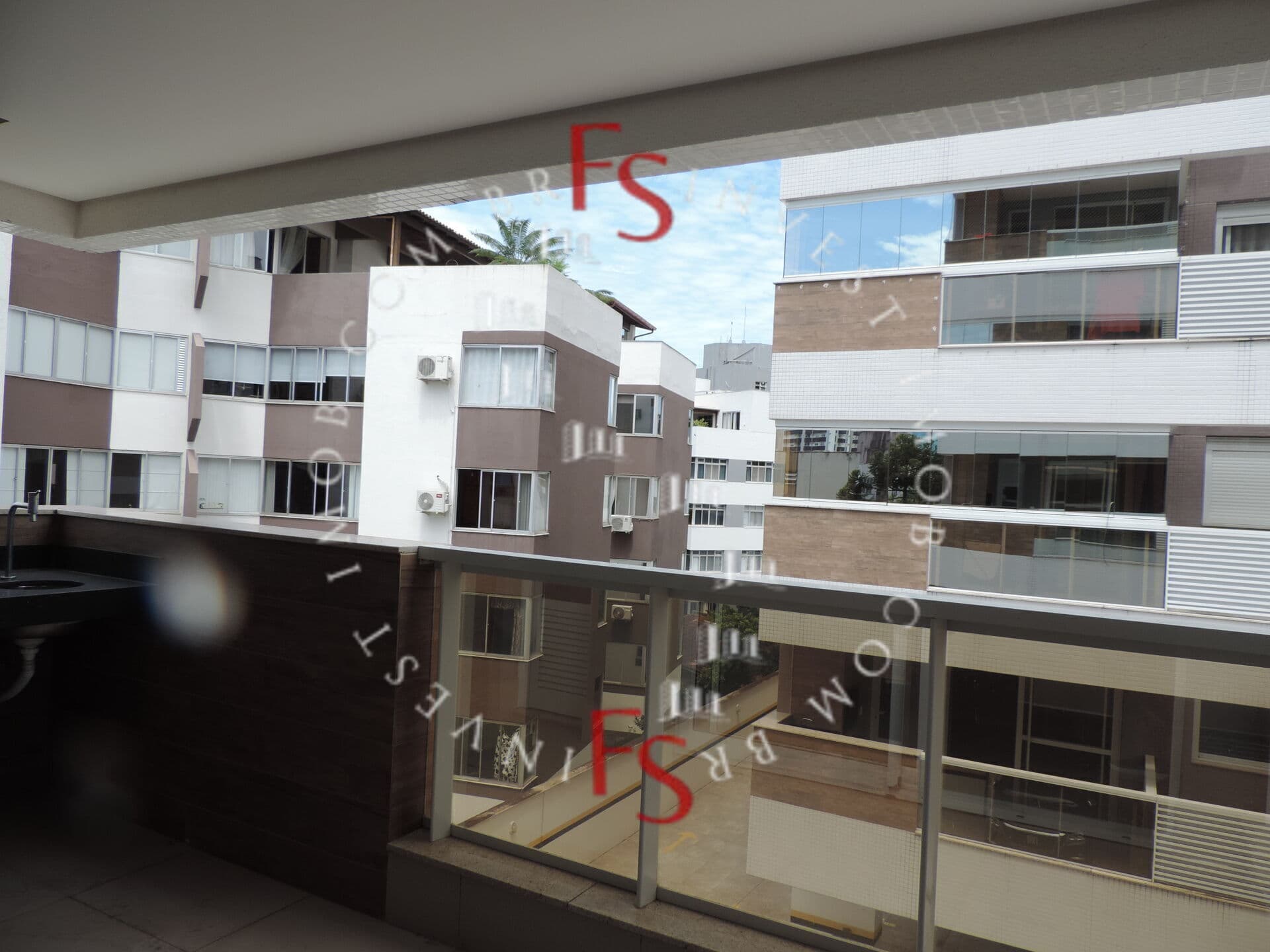 APARTAMENTO NA MELHOR LOCALIZAÇÃO DE FLORIPA, CONDOMINIO COM VARIADA INFRA NO ITACORUBI