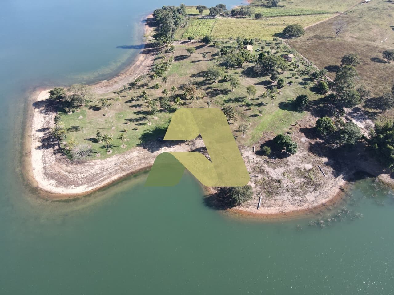 Área Exclusiva à Venda em Delfinópolis – Vista para a Serra da Canastra Uma oportunidade única para quem busca privacidade, contato com a natureza e um cenário deslumbrante. São 24.200 m² de área privativa, com aproximadamente 400 metros de frente para