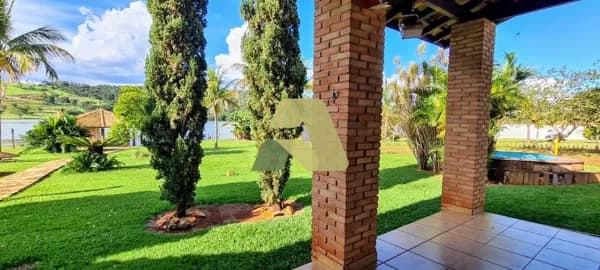 🏡 Rancho Pé na Água à Venda – Cássia/MG 📍 Localização privilegiada: apenas 16 km de Cássia sentido Delfinópolis, antes da balsa. 🌿 Área total: 20.000 m² 🌊 90 metros de frente privativa para a água