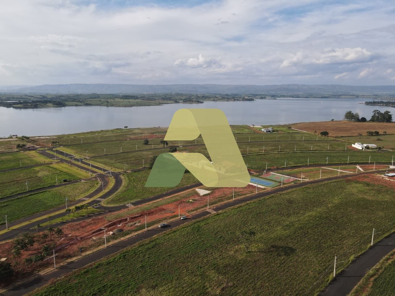 📍 Lote E34 — localização privilegiada dentro do condomínio, em frente à praça e sem vizinho frontal.