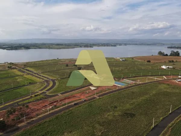 📍 Lote E34 — localização privilegiada dentro do condomínio, em frente à praça e sem vizinho frontal.