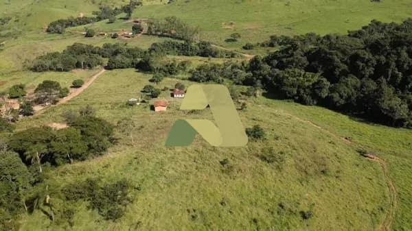 SÍTIO À VENDA – REGIÃO DE CÁSSIA E CAPETINGA/MG Excelente oportunidade para investimento ou atividade rural. Área total de 12 alqueires Localizado entre os municípios de Cássia e Capetinga Aptidão para pecuária Água de mina Duas casas simples na propried