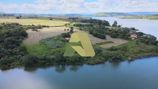🌿 OPORTUNIDADE IMPERDÍVEL EM CÁSSIA – MG 🌿 Excelente sítio às margens da represa, ideal para lazer, investimento ou empreendimento!