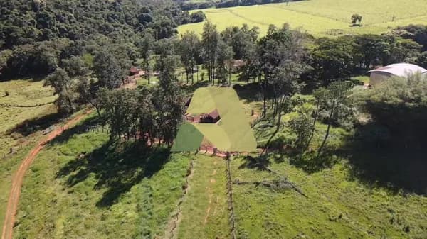 Fazenda com 140 hectares, totalmente formada em pastagem, com excelente aptidão para lavoura branca. 8 divisões de pastagem