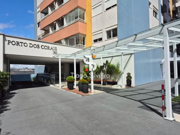 Apartamento à Venda no Centro de Florianópolis – 3 Quartos (1 Suíte), Semi-Mobiliado e 1 Vaga de Garagem