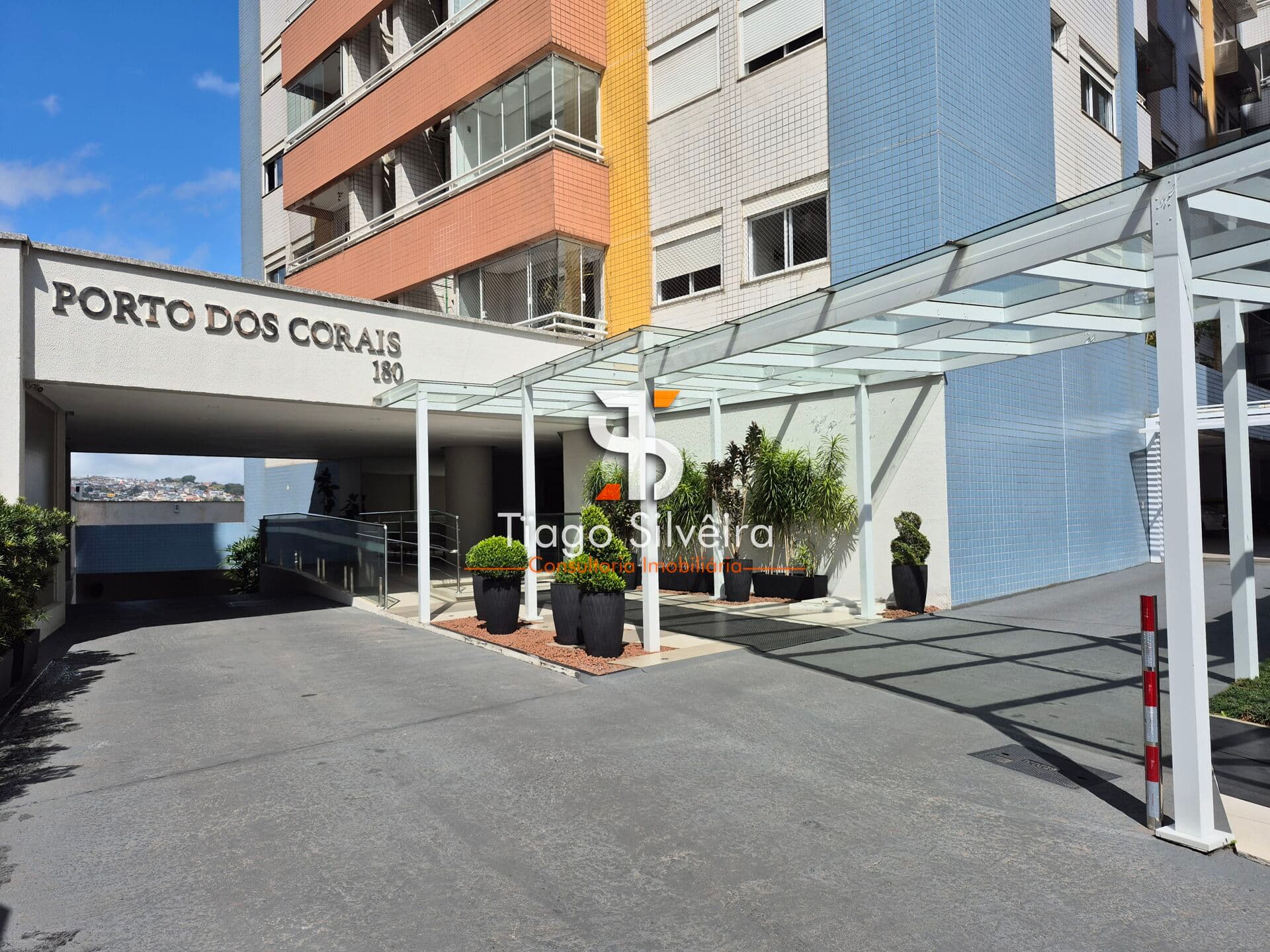 Apartamento à Venda no Centro de Florianópolis – 3 Quartos (1 Suíte), Semi-Mobiliado e 1 Vaga de Garagem