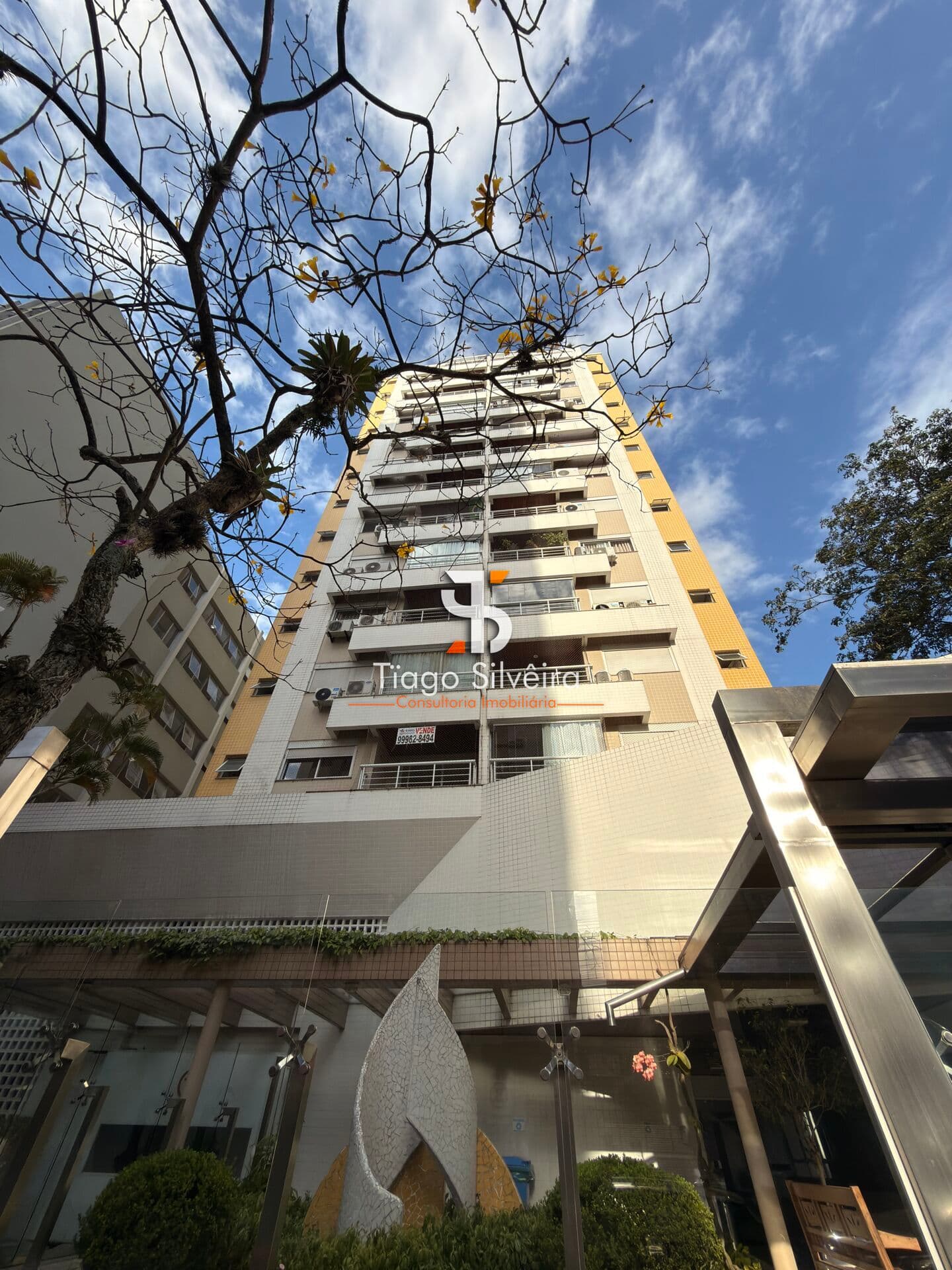 Apartamento Reformado no Centro – Rua Esteves Júnior, em Frente ao Colégio Catarinense