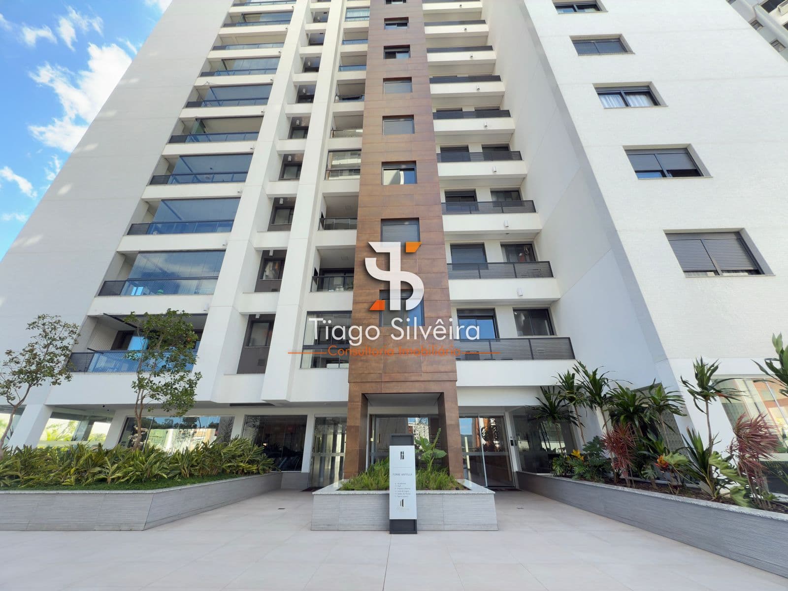 Apartamento à venda 2 suítes, lavabo + 2 vagas na Agronômica Florianópolis