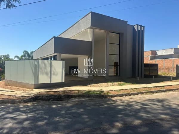 🏡 Casa Térrea no Jardim Veneza – 3 Suítes, Piscina Aquecida e Vista para a Mata!