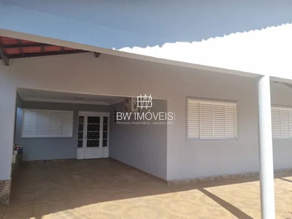 Casa de 3 quartos com suíte no Jardim América Lote Inteiro