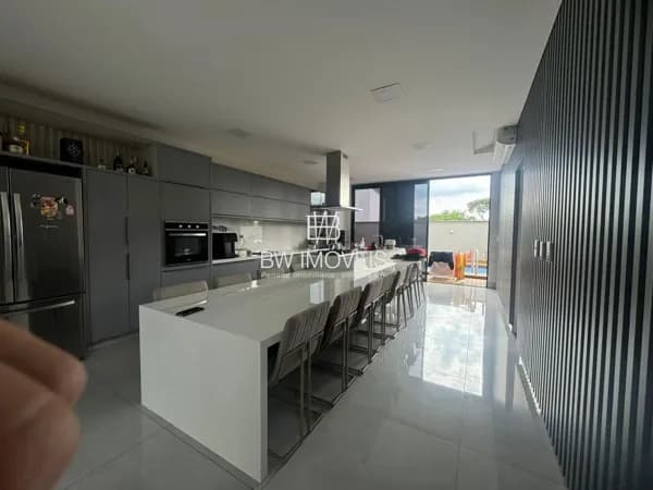 Casa Térrea à Venda no Condomínio do Lago – 3 Suítes, Piscina e Energia Solar