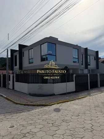Sobrado Geminado em Bombinhas com 85,54 mt² e 2 suítes próximo do mar