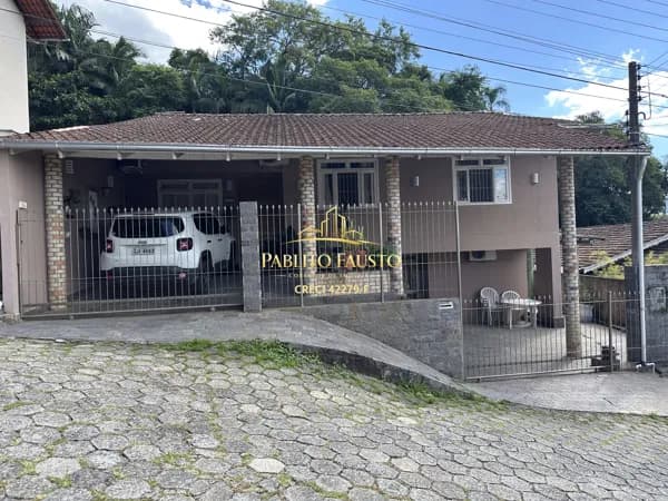 Casa mobiliada à venda no Bairro Velha – conforto, espaço e renda com locações (Airbnb + Oktoberfest)