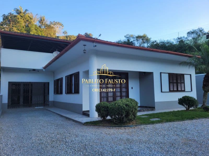 Ampla casa 03 quartos, espaço de terreno, área de festas - Bairro São Pedro Brusque