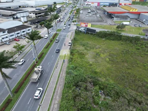 Amplo terreno com frente para Rua Adolfo Konder