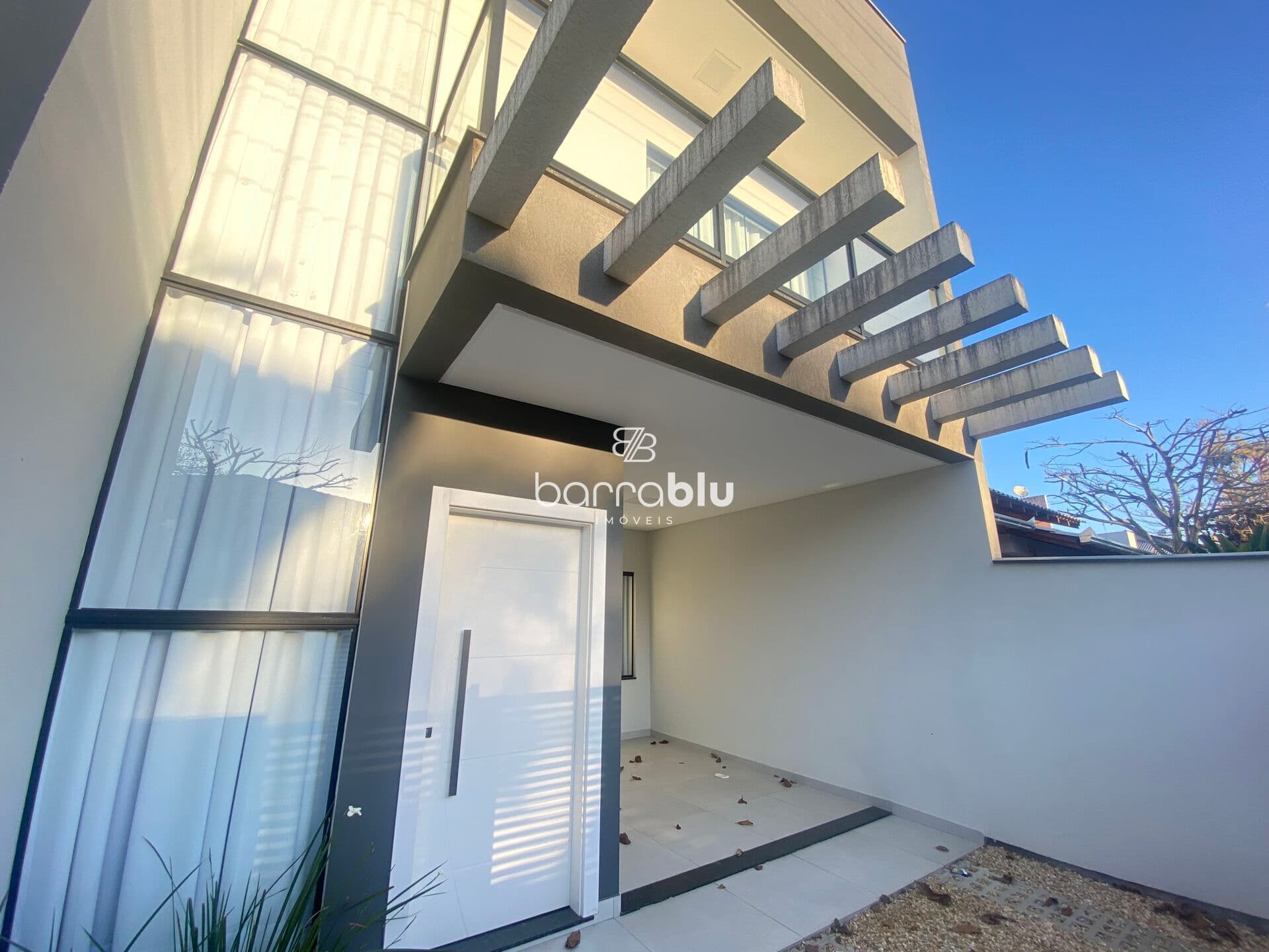Casa mobiliada a 5 minutos da praia, 3 dormitórios (1 suíte) 142,00m² no bairro Armação - Penha/SC.