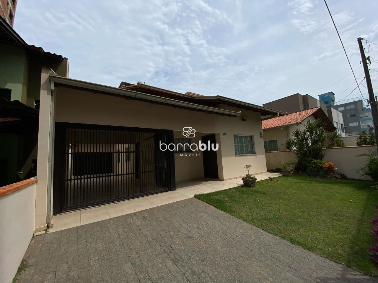Casa com 3 dormitórios próximo ao mar no bairro Tabuleiro