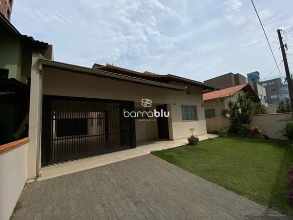 Casa com 3 dormitórios próximo ao mar no bairro Tabuleiro