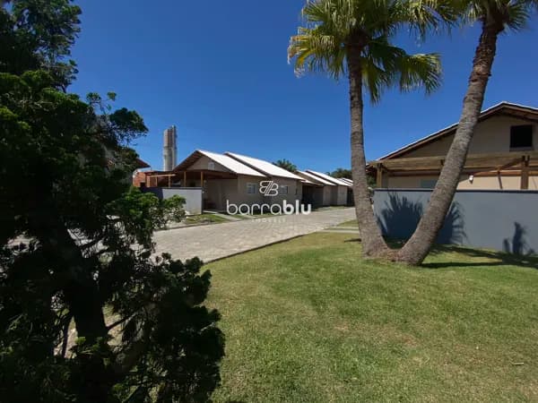 Casa mobiliada em condomínio fechado, 2 dormitórios (1 suíte) no bairro São Cristóvão - Barra Velha/SC.