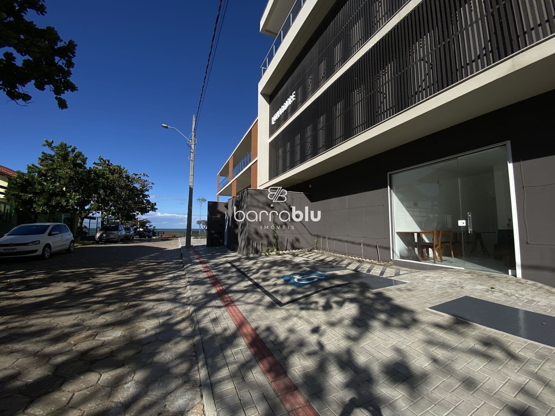 Sala comercial no Edifício Riomaggiore a 30 metros da praia, bairro Tabuleiro - Barra Velha/SC.