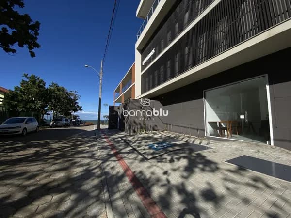 Sala comercial no Edifício Riomaggiore a 30 metros da praia, bairro Tabuleiro - Barra Velha/SC.